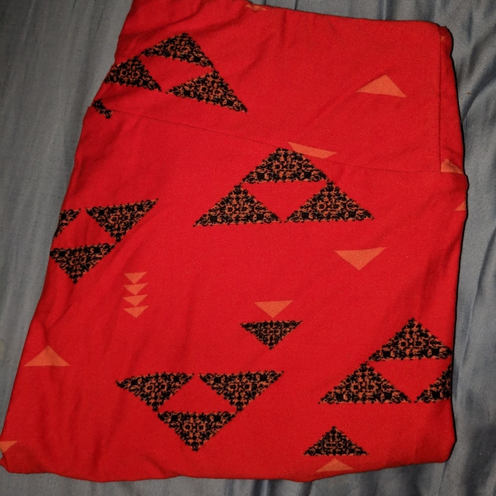 LuLaRoe TC leggings BNWOT red background